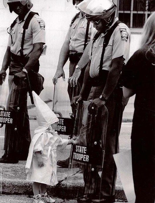 Средба на детенце од ККК и црн полицаец, 1992